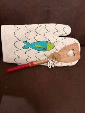 Fish Print Oven Mitt with Turquoise & Green Fish and Red-Handled Spatula